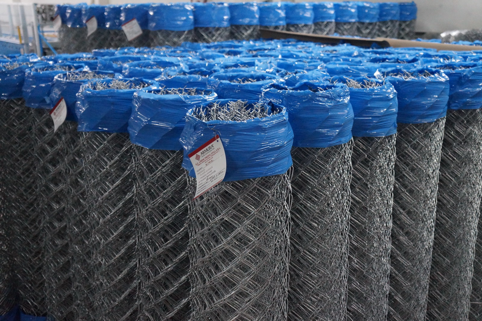 Plasă împletită pentru un gard rapid şi rezistent, la costuri minime de realizare